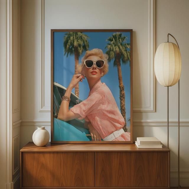 Vintage-Poster „Palm Springs" mit Frau, Retro-Wandbild im Stil der 1950er Jahre, Kunstdruck mit Katzenaugen-Sonnenbrille on Productcaster.
