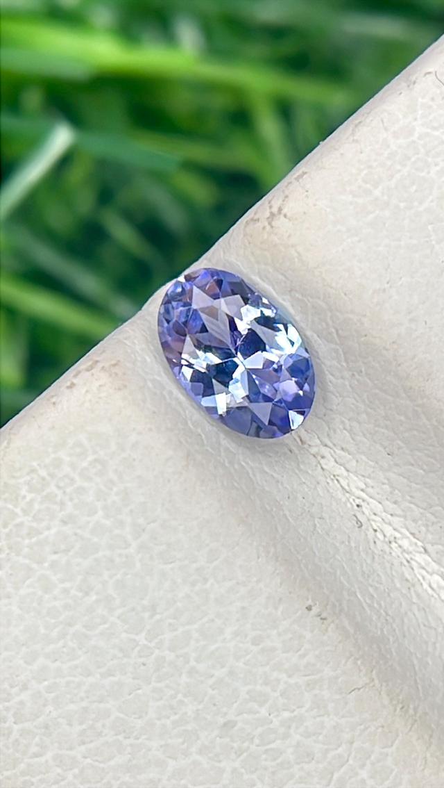 Natürlicher, facettierter Tansanit-Edelstein (lose): Unbehandelter Zoisit, zweifarbig, 6 x 4 mm, 0,50 Karat on Productcaster.