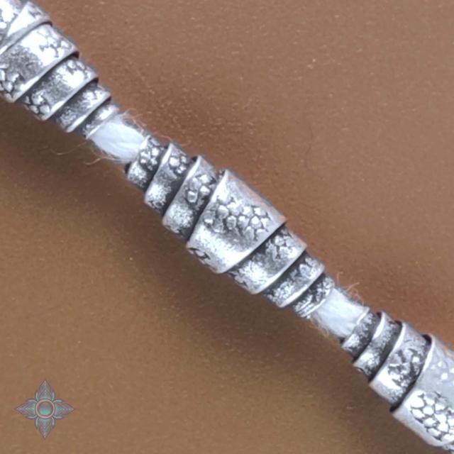 Karen Hill Tribe Silberne, florale, spitz zulaufende Perlen, 12 x 5 mm (2) | KBB340 on Productcaster.