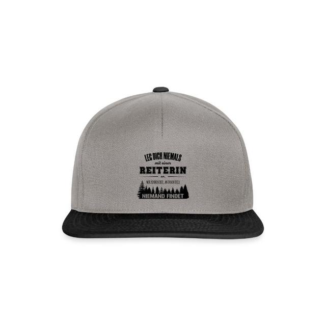 leg Snapback Cap | Hohe Qualität Caps & Mützen | Entdecke individuelle Kleidung bei Spreadshirt | "Leg Dich Niemals Mit Einer Reiterin An" Entworfen v on Productcaster.